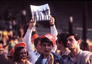 Fans attendant un concert des Beatles
