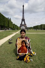La fille d'Asia Bibi posant avec le portrait de sa mère