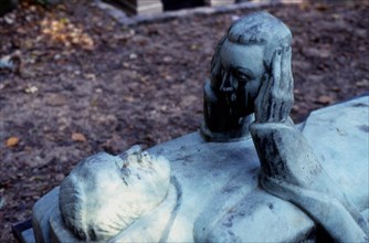 Statue dans le cimetière du Père Lachaise à Paris