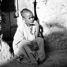 Jeune garçon au Sahara, dans le désert du Hoggar, à Tamanrasset