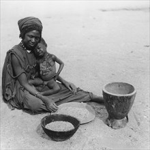 Femme et enfant au Sahara, à Tamanrasset