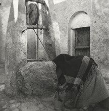 Femme au puits dans la cité de Melika, dans le M'zab, en Algérie