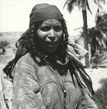 Femme dans le M'zab, près de la cité de Ghardaïa, dans le Sahara sud-algérien