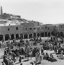 Place du marché de Ghardaïa, dans le M'zab,  Sahara sud-algérien