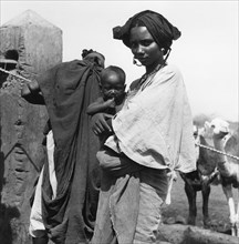 Femme Touareg au puits entre Agadès et Tanout, au Niger