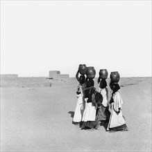 Porteuses d'eau près d'Agadès, au Niger