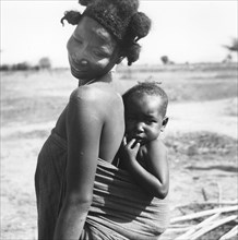 Femme et enfant de la région de Maroua, dans le nord du Cameroun