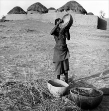 Femme effectuant du travail de vannerie à Afadé, dans le nord du Cameroun