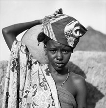 Jeune porteuse d'eau dans le nord du Cameroun