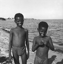 Enfants sur une plage de Djibouti, sur la côte des Somalis