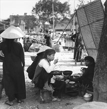 Scène de la vie quotidienne à Haïphong, dans la région du Tonkin, en Indochine