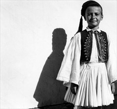 Enfant portant le costume nationale à Athènes, en Grèce