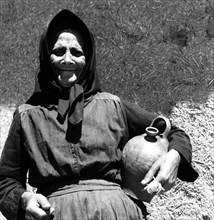 Vieille femme à Bécilla, dans la province de Vieille Castille, en Espagne