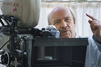 Jean-Paul Rappeneau sur le tournage de "Bon voyage"