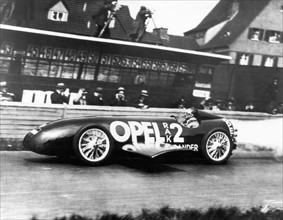 la première voiture-fusée l'Opel-rack 2 atteint 200 km/h

la première voiture-fusée l'Opel-rack 2 atteint 200 km/h
Voiture-fusée "Rack 2"