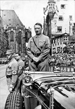 Adolf Hitler, lors d'un défilé à l'occasion du 7ème Congrès du Parti à Nuremberg (1935)