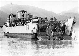 Guerre des Malouines, soldats de la marine quittant les péniches de débarquement