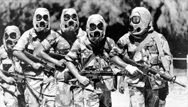 Soldats américains équipés de masques à gaz
