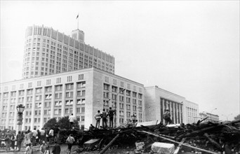 Barricades devant le bâtiment du Soviet Suprême