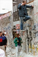 Collecte de souvenirs sur le Mur de Berlin