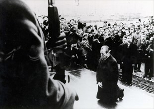 Willy Brandt agenouillé