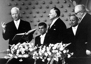 Prestation de serment du nouveau président de la république fédérale d'Allemagne, Heinrich Lübke, en 1959