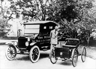 Henry Ford à côté de "Tin Lizzy" et d'une des premières Ford à essence