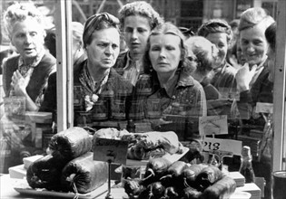 Ménagères devant les vitrines, après la réforme monétaire en Allemagne (1948)