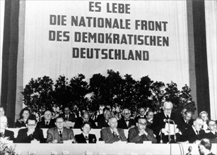 Première séance de la Chambre du Peuple en RDA