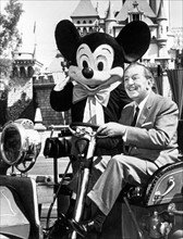 Walt Disney avec Mickey à Disneyland