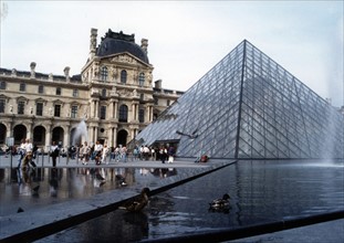 Pyramide du Louvre, à Paris