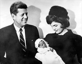 John F. Kennedy et Jackie lors de la naissance de leur fils John Jr.