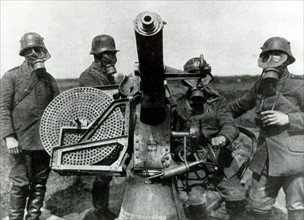 Soldats allemands portant des masques à gaz