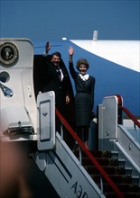 Ronald Reagan et son épouse Nancy, à la descente de l'Airforce One, sur l'aéroport de Moscou