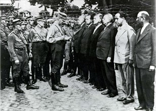 Prisoners being interned at the Oranienburg-Sachsenhausen concentration camp (1933)