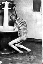 Suicide d'un détenu dans un camp de concentration nazi