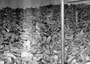 Au camp de concentration d'Auschwitz, un amoncellement de chaussures enlevées aux détenus