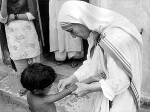 Mère Teresa soignant un enfant à Calcutta, 1975
