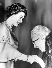 La reine Elisabeth II et Agatha Christie