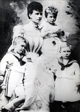 La reine Mary posant avec ses enfants