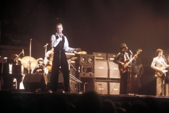 David BOWIE on stage, London 1976