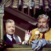 Heinz RÜHMANN and Peter USTINOV at the Punch and Judy show, 1976