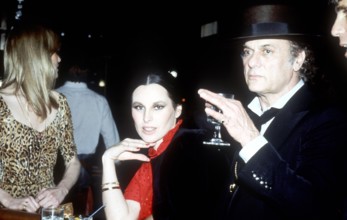 Tony CURTIS and Soraya KHASHOGGI in the restaurant