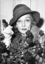 Marlene DIETRICH with roses