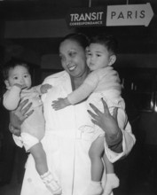 Josephine BAKER with two Japanese orphans, 1954