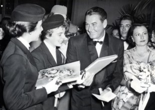 Errol FLYNN without a beard at a ball, Deauville 1954