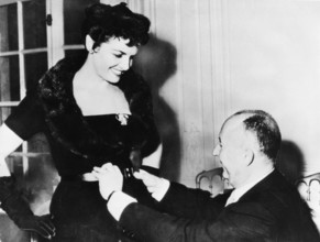Jane RUSSELL and Christian DIOR in 1954