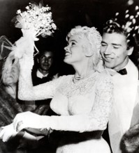 Jayne MANSFIELD marries Mickey HARGITAY