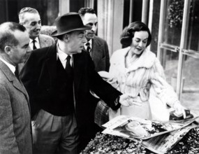 Erich Maria REMARQUE with his wife in Milan, 1958