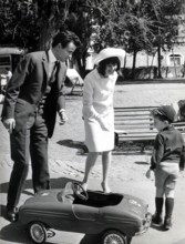 Horst BUCHHOLZ and Myriam BRU playing with their son, 1965